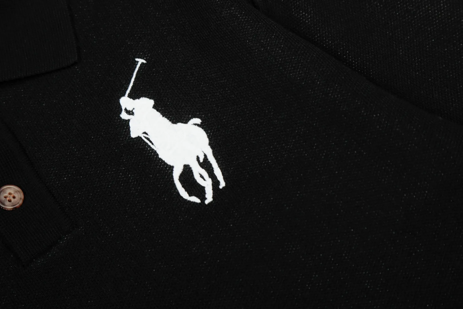 P250 Top quality" Style number: DS164# (not off the shelves all year round) [Ralph Lauren autumn and winter Malaysia embroidered logo knitted POLO lapel sweater] ✅Ralph Lauren Ralph Lauren classic basic lapel POLO same style knitted autumn and winter sweater for men and women ✅Main supplier platform live broadcast Wholesale entity Replenish when out of stock Not off the shelf ✅ZP quality 1:1 version Scan the code to enter the GF website Counter quality ✅Detailed quality is the only one in Guangzhou Imported quality cotton yarn, 750g weight, focusing on high-end, cost-effective, good quality, needless to say, ✅The version is restored to the original order, the maximum size can be worn up to 190 pounds, loose, comfortable and stress-free, ✅The upper body is simple and easy to match, a must-have for male gods. Good-looking clothes are never picky. A must-have in couples' wardrobes. Size: S-XL. Color: Milk white, gray, black and white, black and red, navy white label, navy red label